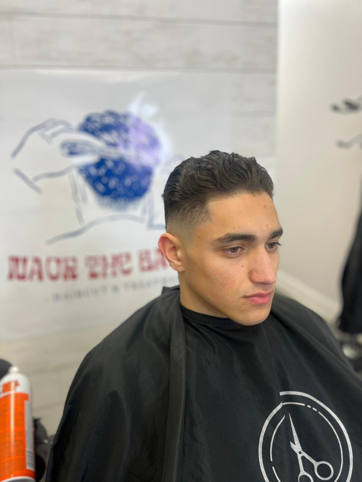 Dégradé mi-haut avec dessus texturé, réalisé chez Naor the Barber Studio à Saint-Laurent